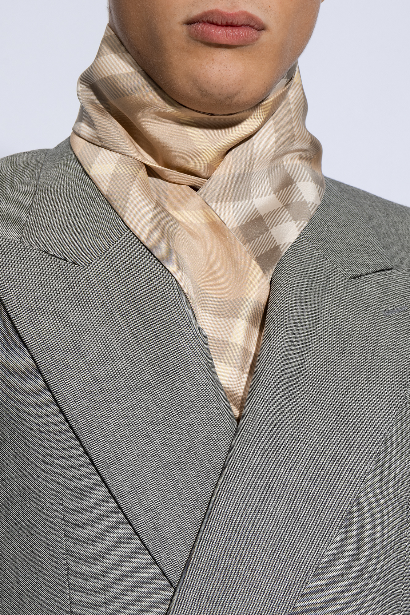 Burberry best sale neck scarf